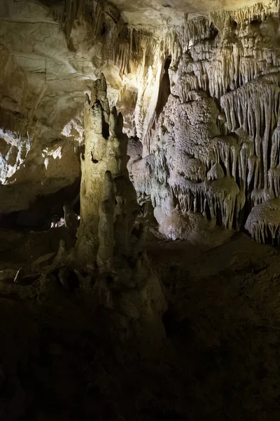 La grotte Prometheus (également grotte Kumistavi) près de Tskaltubo dans la région d'Imereti, en Géorgie — Photo