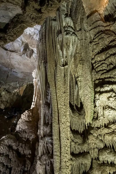 Пещера Прометея (также пещера Кумистави) возле Цальтубо в Имеретинском районе, Грузия — стоковое фото