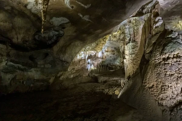 Пещера Прометея (также пещера Кумистави) возле Цальтубо в Имеретинском районе, Грузия — стоковое фото