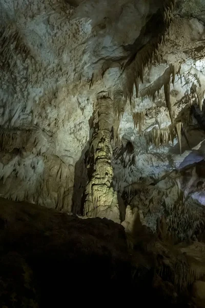 La Cueva Prometeo (también Cueva Kumistavi) cerca de Tskaltubo en la región de Imereti, Georgia —  Fotos de Stock