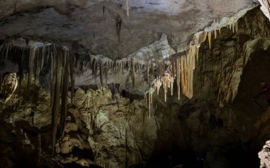 Gürcistan 'ın Imereti bölgesinde yer alan Tskaltubo yakınlarındaki Prometheus Mağarası (Kumistavi Mağarası)