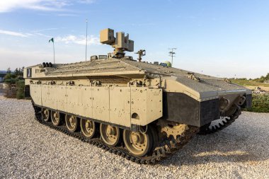 Batan güneşte İsrail piyade savaş aracı Latrun, İsrail 'deki Zırhlı Kolordu Müzesi' nin yakınındaki Anıt Alanı 'nda.