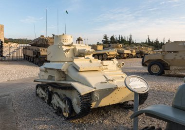 Vickers Mk Vi hafif tankı Latrun, İsrail 'deki Zırhlı Kolordu Müzesi' nin yakınındaki Anıt Alanı 'nda.