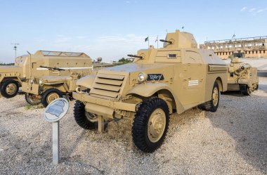 M3a1 keşif aracı (beyaz), İsrail 'in Latrun kentindeki Zırhlı Kolordu Müzesi yakınlarındaki Anıt Alanda bulunuyor.