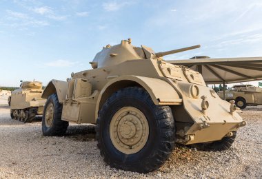 Staghound T17 zırhlı araç Latrun, İsrail 'deki Zırhlı Kolordu Müzesi' nin yakınındaki anıtta.