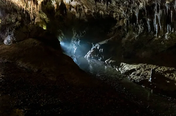 A Caverna Prometheus (também chamada Caverna Kumistavi) perto de Tskaltubo na região de Imereti, Geórgia — Fotografia de Stock