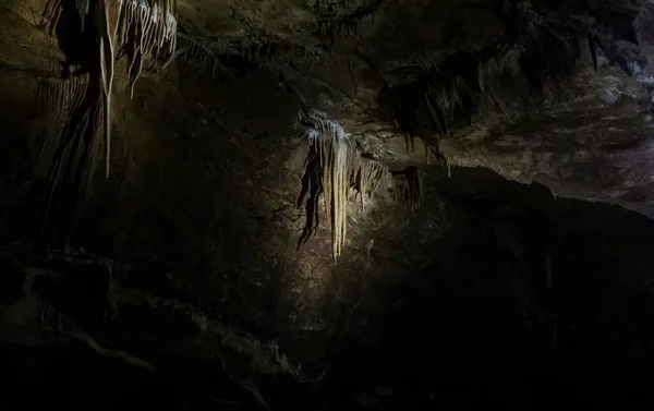 A Caverna Prometheus (também chamada Caverna Kumistavi) perto de Tskaltubo na região de Imereti, Geórgia — Fotografia de Stock
