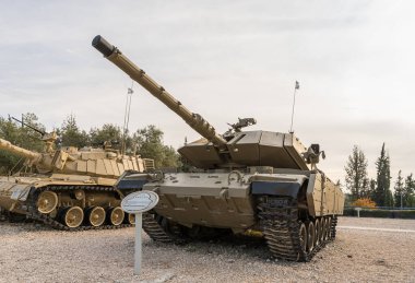 Magach 7c tankı İsrail 'in Latrun kentindeki Zırhlı Kolordu Müzesi' nin yakınındaki Anıt Alanda bulunuyor.