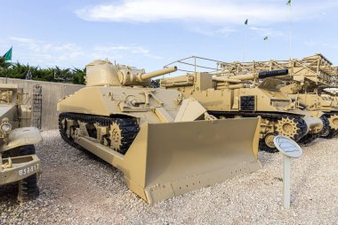 Sherman dozer tankı Latrun, İsrail 'deki Zırhlı Kolordu Müzesi' nin yakınındaki anıtta.