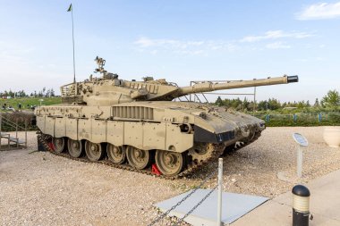 Merkava Mk. 1 tank Latrun, İsrail 'deki Zırhlı Kolordu Müzesi' nin yakınındaki anıtta.