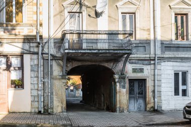 Gürcistan 'ın eski Kutaisi bölgesinde, Gelati caddesinde balkonlu eski bina, sabah güneşi.