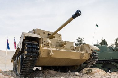 Cromwell tankı İsrail 'in Latrun kentindeki Zırhlı Kolordu Müzesi' nin yakınındaki anıtta.
