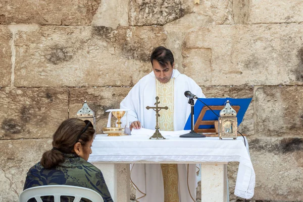 The priest makes a collective prayer on the ruins of the Byzantine church complex on the territory of Emmaus Nicopolis — Stock Photo, Image