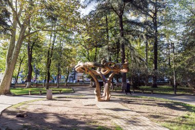 Gürcistan 'daki Kutaisi parkındaki soyut bronz heykel.