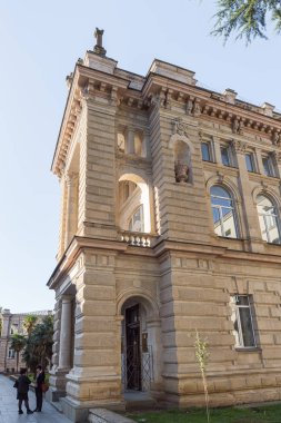 Shota Rustaveli Bulvarı ve Tsisperi Kantselebi Caddesi 'nin köşesindeki Gürcistan' ın Kutaisi bölgesindeki eski binanın köşesinde.