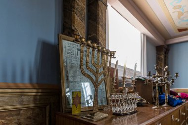 Dekoratif şamdanlar, Gürcistan 'ın eski Kutaisi bölgesindeki Boris Gaponov caddesindeki eski sinagogun koridorunda duruyor.