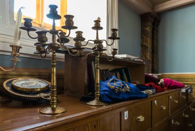 Dekoratif şamdanlar, Gürcistan 'ın eski Kutaisi bölgesindeki Boris Gaponov caddesindeki eski sinagogun koridorunda duruyor.