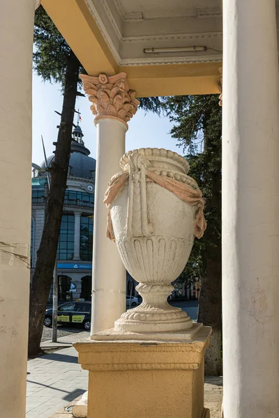 Un vaso da fiori decorativo sorge su un piedistallo all'ingresso principale del parco Kutaisi nella parte vecchia di Kutaisi in Georgia — Foto Stock