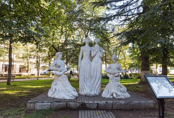 Scultura composta da ragazze che cantano e ragazze che suonano le chitarre nel parco Kutaisi nella parte vecchia di Kutaisi in Georgia — Foto Stock