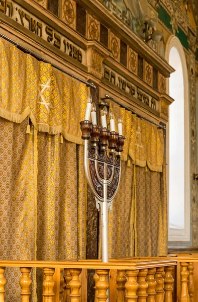 Big Menorah in the hall of the old synagogue on the Boris Gaponov street in the old part of Kutaisi in Georgia, in the morning sun — Stock Photo, Image