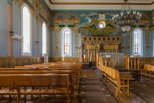 El interior de la antigua sinagoga en la calle Boris Gaponov en la parte antigua de Kutaisi en Georgia, en el sol de la mañana — Foto de Stock