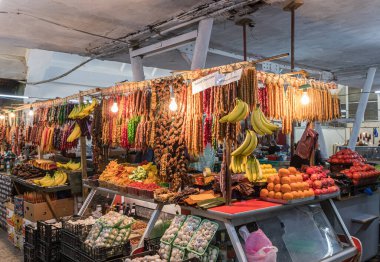 Gürcistan 'ın Kutaisi bölgesindeki pazarda şeker, sebze ve meyve tezgahı