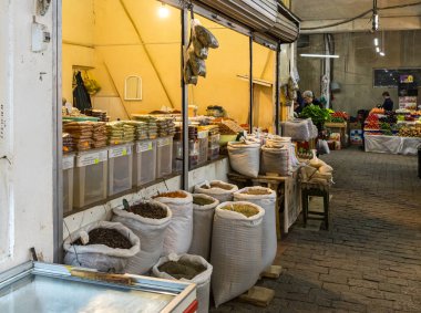 Gürcistan 'ın Kutaisi bölgesindeki pazarda gevşek baharatlı tezgah.