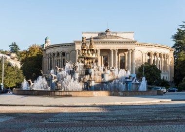 Georgia, Kutaisi 'nin eski bölümünde Colchis Fountain ile merkez meydanı, sabah güneşi...