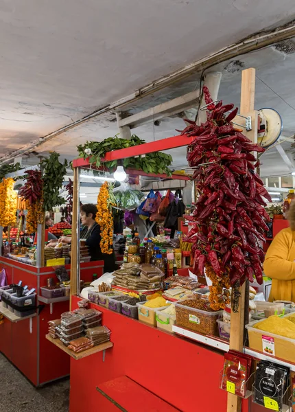 Losse en vloeibare specerijen teller in een markt in het oude deel van Kutaisi in Georgië — Stockfoto