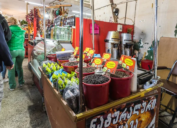 Contatore di chicchi di caffè in un mercato nella parte vecchia di Kutaisi in Georgia — Foto Stock