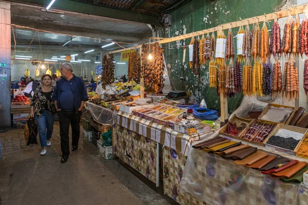 Theke mit losen Gewürzen und Süßigkeiten auf dem Markt in der Altstadt von Kutaisi in Georgien — Stockfoto