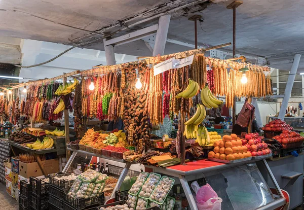 Contador de dulces, verduras y frutas en el mercado en la parte antigua de Kutaisi en Georgia —  Fotos de Stock