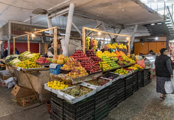 Sweets, vegetables and fruit counter in the market in the old part of Kutaisi in Georgia — Stock Photo, Image