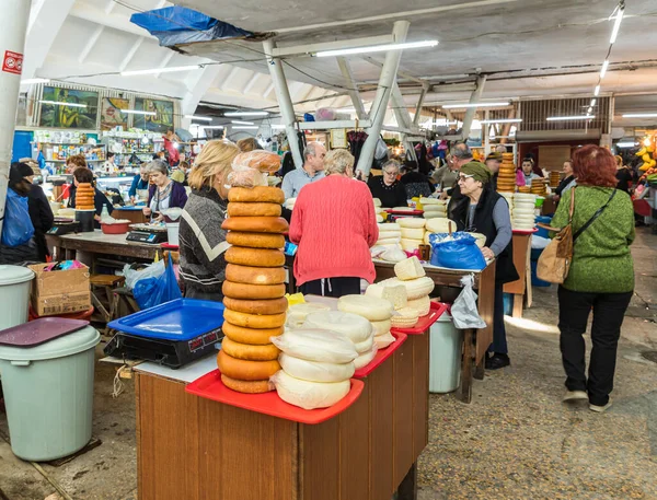 Mercanti si trovano vicino alle loro bancarelle di latticini nel mercato nella parte vecchia di Kutaisi in Georgia — Foto Stock