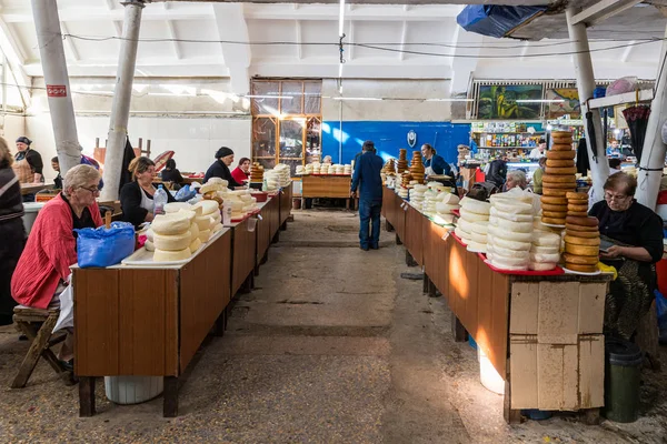 Händler sitzen in der Nähe ihrer Milchstände auf dem Markt in der Altstadt von Kutaisi in Georgien — Stockfoto