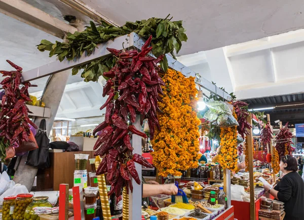 Contatore di spezie nel mercato nella parte vecchia di Kutaisi in Georgia — Foto Stock