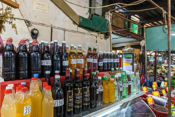 Domácí silné nápoje pult - víno, koňak, čacha, vodka na trhu ve staré části Kutaisi v Gruzii — Stock fotografie