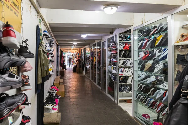Marché de chaussures situé dans le passage souterrain près du marché dans la vieille partie de Kutaisi en Géorgie — Photo