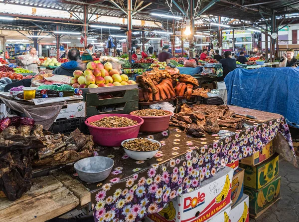 A marketplace with sweets, vegetables, fruits and meat products on the market in the old part of Kutaisi in Georgia — Stock Photo, Image