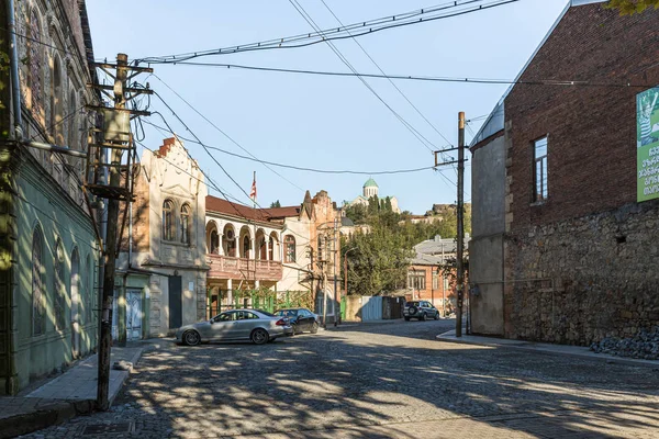 La calle Varlamishvili en el casco antiguo de Kutaisi en Georgia, bajo el sol de la mañana — Foto de Stock
