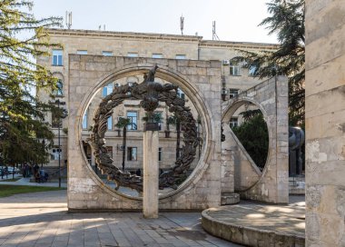 Şehir opera binasının karşısındaki taş ve metalden oluşan heykel grubu Georgia, Kutaisi 'deki Shota Rustaveli Bulvarı' nda.