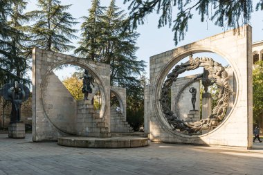 Şehir opera binasının karşısındaki taş ve metalden oluşan heykel grubu Georgia, Kutaisi 'deki Shota Rustaveli Bulvarı' nda.