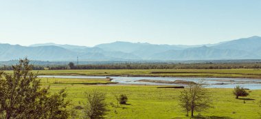 Gürcistan 'ın Imereti kentindeki Kvirila Nehri' ne giden köprüden görüntüyü al