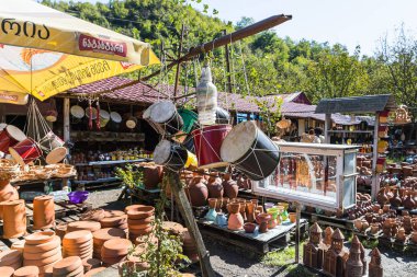Gürcistan, Imereti 'de yol kenarındaki bir hediyelik eşya dükkanında sergileniyor.