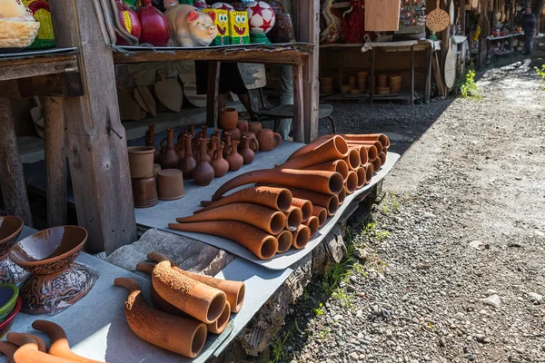 Souvenirs à vendre exposés dans une boutique de cadeaux en bord de route à Imereti en Géorgie — Photo