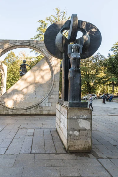 Skulpturengruppe aus Stein und Metall gegenüber der städtischen Oper an der Shota Rustaveli Allee in der Altstadt von Kutaisi in Georgien — Stockfoto