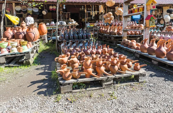 Souvenirs à vendre exposés dans une boutique de cadeaux en bord de route à Imereti en Géorgie — Photo