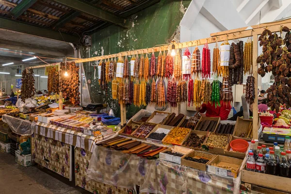 Contador con especias sueltas y dulces en el mercado en la parte antigua de Kutaisi en Georgia —  Fotos de Stock