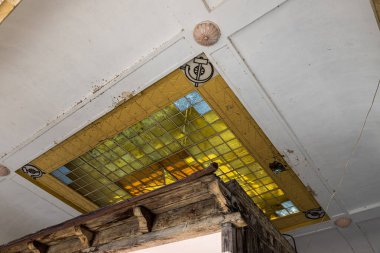 Stalin 'in Gürcistan' daki Gori 'deki Stalin Müzesi' nin bölgesinde doğduğu evin üstündeki koruyucu pergola 'nın dekoratif tavanı.