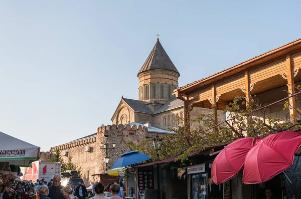Uitzicht op de buitenkant van de kathedraal van Svetitskhoveli vanaf de souvenirmarkt in de stad Mtskheta in Georgië — Stockfoto